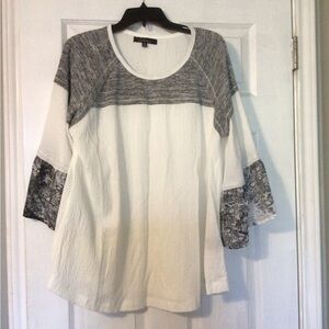 🩵$6 or 3/$10🩵 Calessa black white tunic